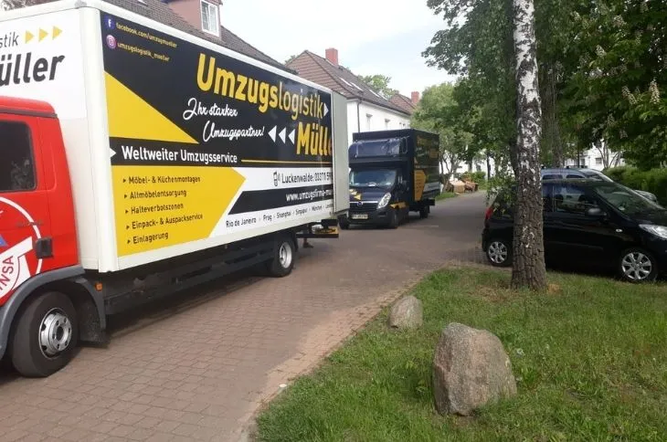 umzugswagen der umzugsfirma parkt in wohnstrasse